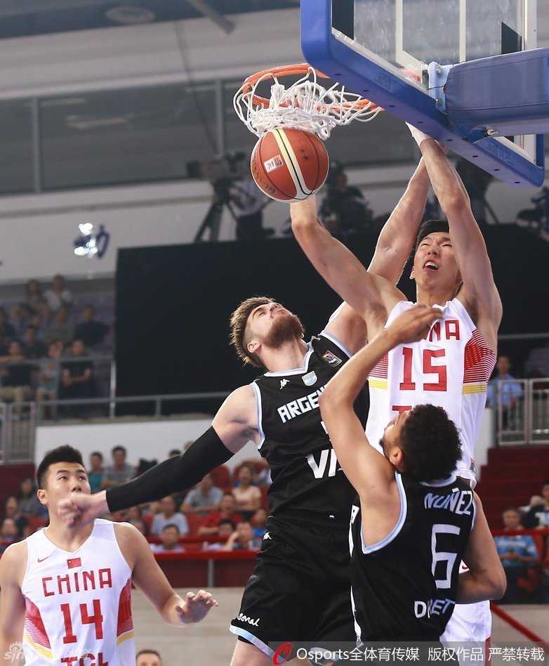 热血集结!回首中国男篮2016的征尘与荣光 周琦在快攻中接球,面对防守人腾空而起,上演单手劈扣,眼神中透露出罕见的凶狠与霸气。