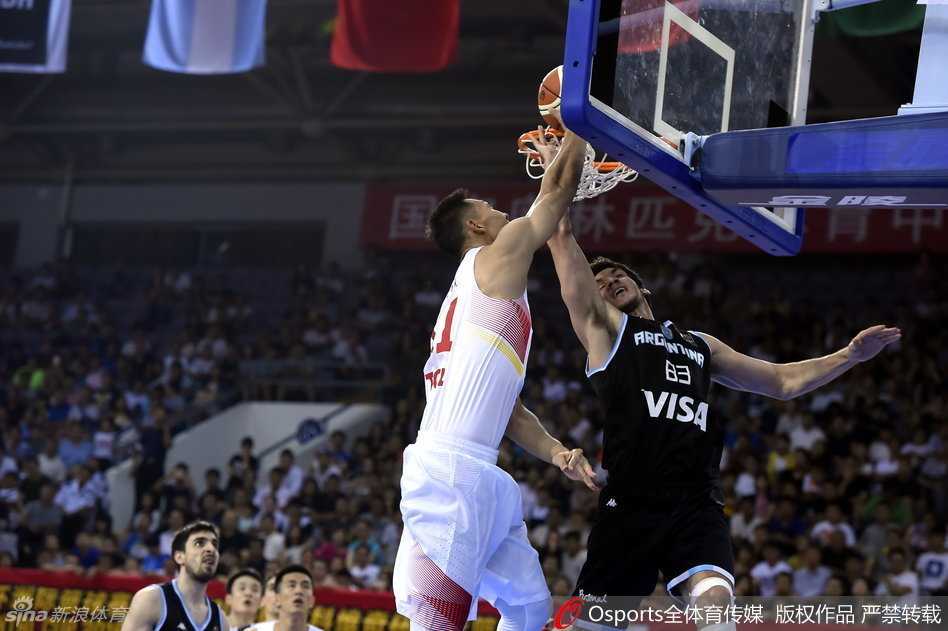 热血集结!回首中国男篮2016的征尘与荣光 男篮核心易建联在对手内线强起,肌肉线条紧绷,宛如重型坦克般碾压防守,完成势大力沉的双手暴扣。