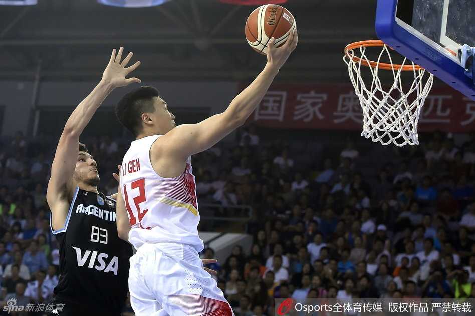 热血集结!回首中国男篮2016的征尘与荣光 易建联在挡拆后顺下接球,面对补防球员,高高跃起,以一记泰山压顶般的暴扣终结进攻,全场沸腾。