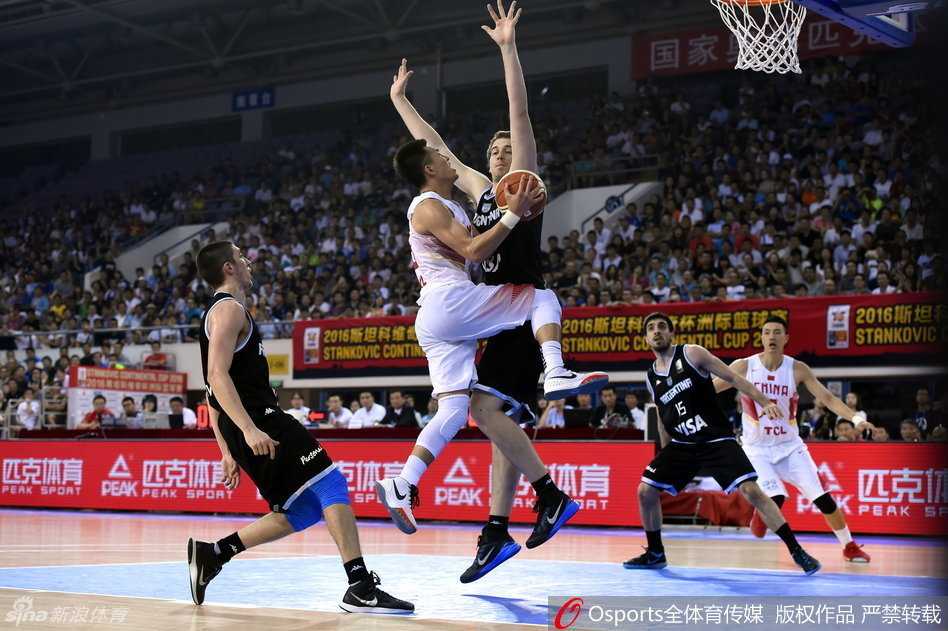 热血集结!回首中国男篮2016的征尘与荣光 李根外线持球,利用强壮的身体背打对手,随后一个转身抹入内线,在对抗中强行将球送入篮筐。