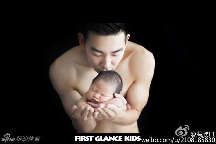 父亲节温情时刻,探秘CBA名将冯欣与篮球交织的父爱篇章 冯欣将宝贝高高举起,仿佛托起了未来的希望,父子俩的笑容在阳光下同样灿烂夺目。