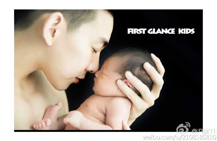 父亲节温情时刻,探秘CBA名将冯欣与篮球交织的父爱篇章 身披战袍的冯欣在赛场上眼神坚毅,即使汗水浸透球衣,也挡不住他指挥若定的大将风范。