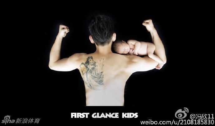 父亲节温情时刻,探秘CBA名将冯欣与篮球交织的父爱篇章 休闲时光里的冯欣抱着宝贝,眼神里褪去赛场的锋芒,只剩下属于父亲的宠溺与温柔。