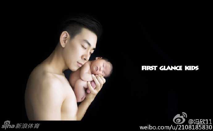 父亲节温情时刻,探秘CBA名将冯欣与篮球交织的父爱篇章 大手牵小手,冯欣与宝贝的背影构成了父亲节里最温馨的画面,仿佛在诉说无论赛场多远,家永远是港湾。