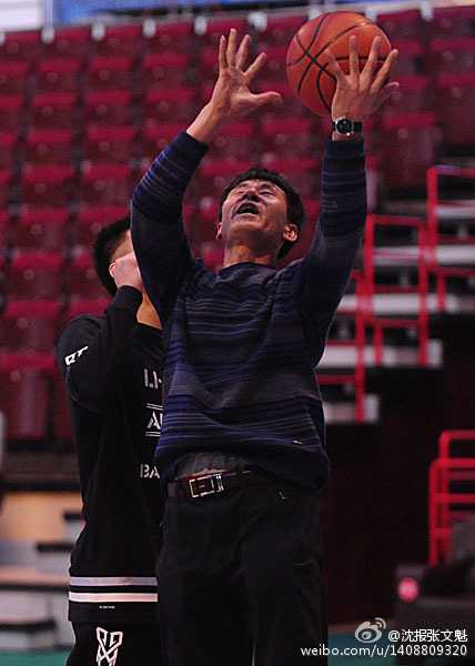 郭爸爸眼神专注，压低重心张开双臂，那标准的防守姿态仿佛让人看到了他年轻时的风采，此刻他不是父亲，而是一名全力以赴的防守悍将。