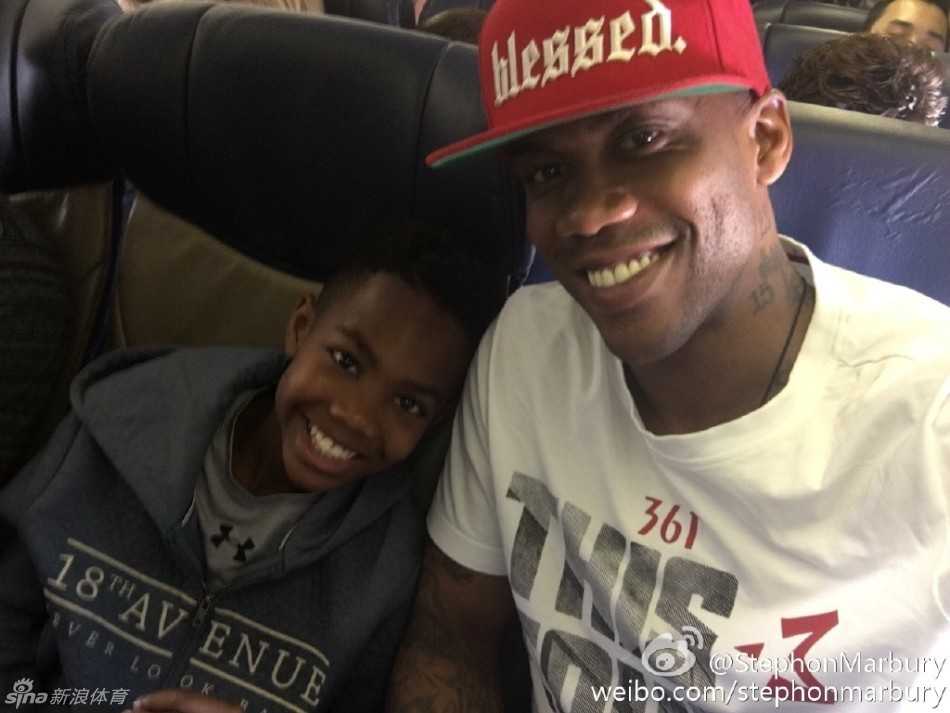 父爱如山篮球传承,马布里携子亲临总决赛抢七盛宴 在甲骨文球馆的入场口,马布里举起手中的球票,脸上带着标志性的微笑,仿佛在向世界宣布:总决赛抢七,我们来了!身旁的儿子则目不转睛地盯着球场入口,迫不及待想要冲进去。