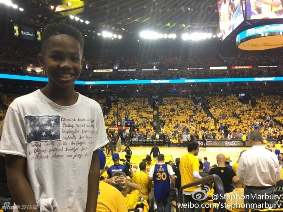 父爱如山篮球传承,马布里携子亲临总决赛抢七盛宴 在阳光的映照下,马布里与儿子小马亲密地头挨着头,对着手机镜头搞怪自拍,父子俩的笑容如当日的天气一般晴朗,定格下这属于篮球世家的温馨瞬间。