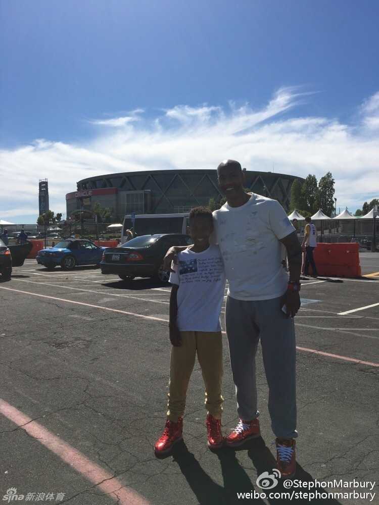 父爱如山篮球传承,马布里携子亲临总决赛抢七盛宴 比赛即将开始,父子俩终于找到了自己的座位,小马稳稳坐好,脸上依然挂着灿烂的笑容,而马布里则深情地望着镜头,仿佛在用眼神告诉远方的亲朋好友:这一刻,很美好,这趟旅程,很值得。