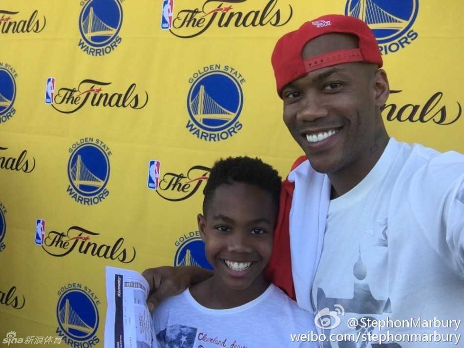 父爱如山篮球传承,马布里携子亲临总决赛抢七盛宴 走在通往球场的通道内,马布里侧身低头,温柔地看向身边的儿子小马,眼神中满是鼓励与期待,仿佛在告诉孩子:未来的路,我陪你一起走,未来的战场,等你来征服。