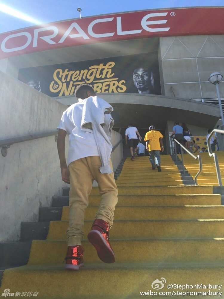 父爱如山篮球传承,马布里携子亲临总决赛抢七盛宴 走进球馆内部,面对眼前人声鼎沸、灯光璀璨的震撼场面,小马兴奋地张开双臂,仿佛要拥抱整个赛场,而身后的马布里则露出欣慰而满足的笑容,为儿子的这份热爱而感动。