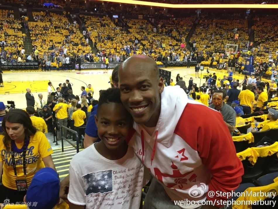父爱如山篮球传承,马布里携子亲临总决赛抢七盛宴 马布里身穿休闲装,脸上洋溢着慈父般的笑容,他紧紧搂着儿子的肩膀,在前往甲骨文球馆的路上留下温馨合影,小马的眼神里充满了对即将到来的比赛的无限憧憬。