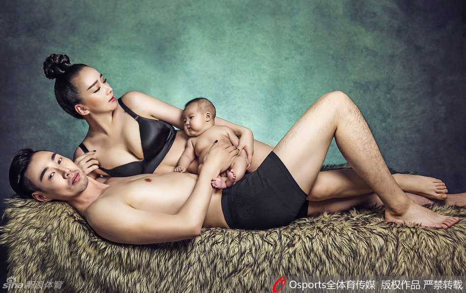 狂野不羁爱自由 孟达一家演绎颠覆性个性全家福 一家三口穿着帅气的西装坐在沙发上,妈妈倚靠在爸爸肩头,孩子坐在中间,画面既温馨又充满时尚感