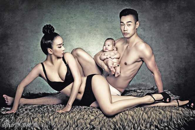 狂野不羁爱自由 孟达一家演绎颠覆性个性全家福 爸爸和女儿戴着墨镜摆出酷酷的姿势,脸上涂着彩色颜料,尽显摇滚范儿的亲子默契