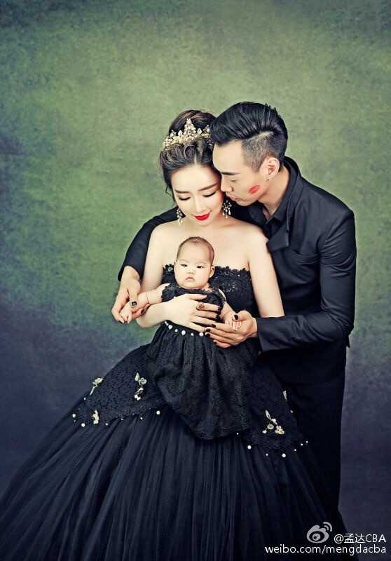 狂野不羁爱自由 孟达一家演绎颠覆性个性全家福 一家人在夕阳下的剪影,轮廓被光晕勾勒得温馨而唯美,充满浪漫的艺术气息