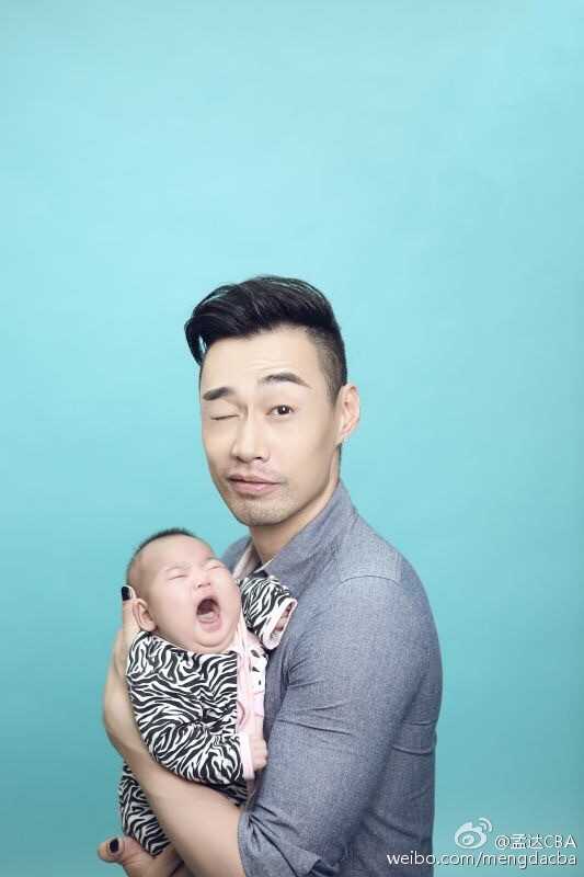 狂野不羁爱自由 孟达一家演绎颠覆性个性全家福 孩子骑在爸爸脖子上,一家人在镜头前开怀大笑,纯粹的快乐溢出屏幕