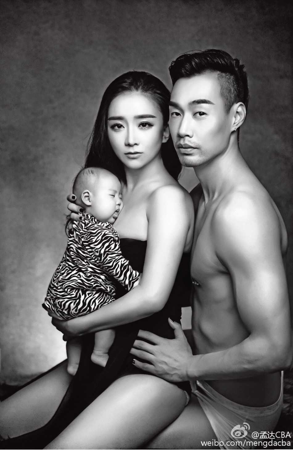 狂野不羁爱自由 孟达一家演绎颠覆性个性全家福 妈妈身穿休闲装展现迷人曲线,抱着孩子眺望远方,画面充满温馨的母爱与时尚韵味