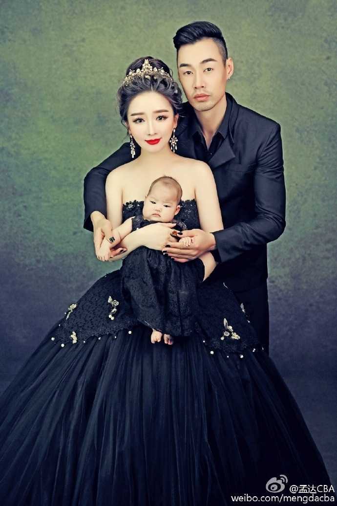 狂野不羁爱自由 孟达一家演绎颠覆性个性全家福 爸爸亲吻着妈妈的脸颊,孩子在一旁搞怪地捂住眼睛,画面充满爱意与俏皮的互动