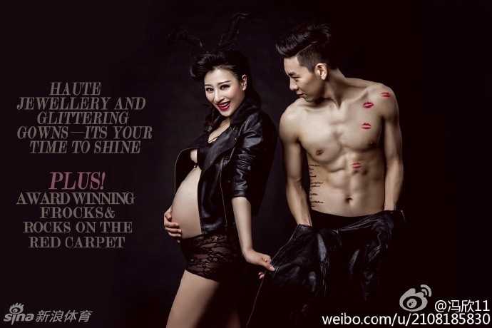 冯欣温柔地亲吻妻子高高隆起的孕肚，肚皮上画着俏皮的猴子图案，满屏都是即将为人父母的喜悦与甜蜜。