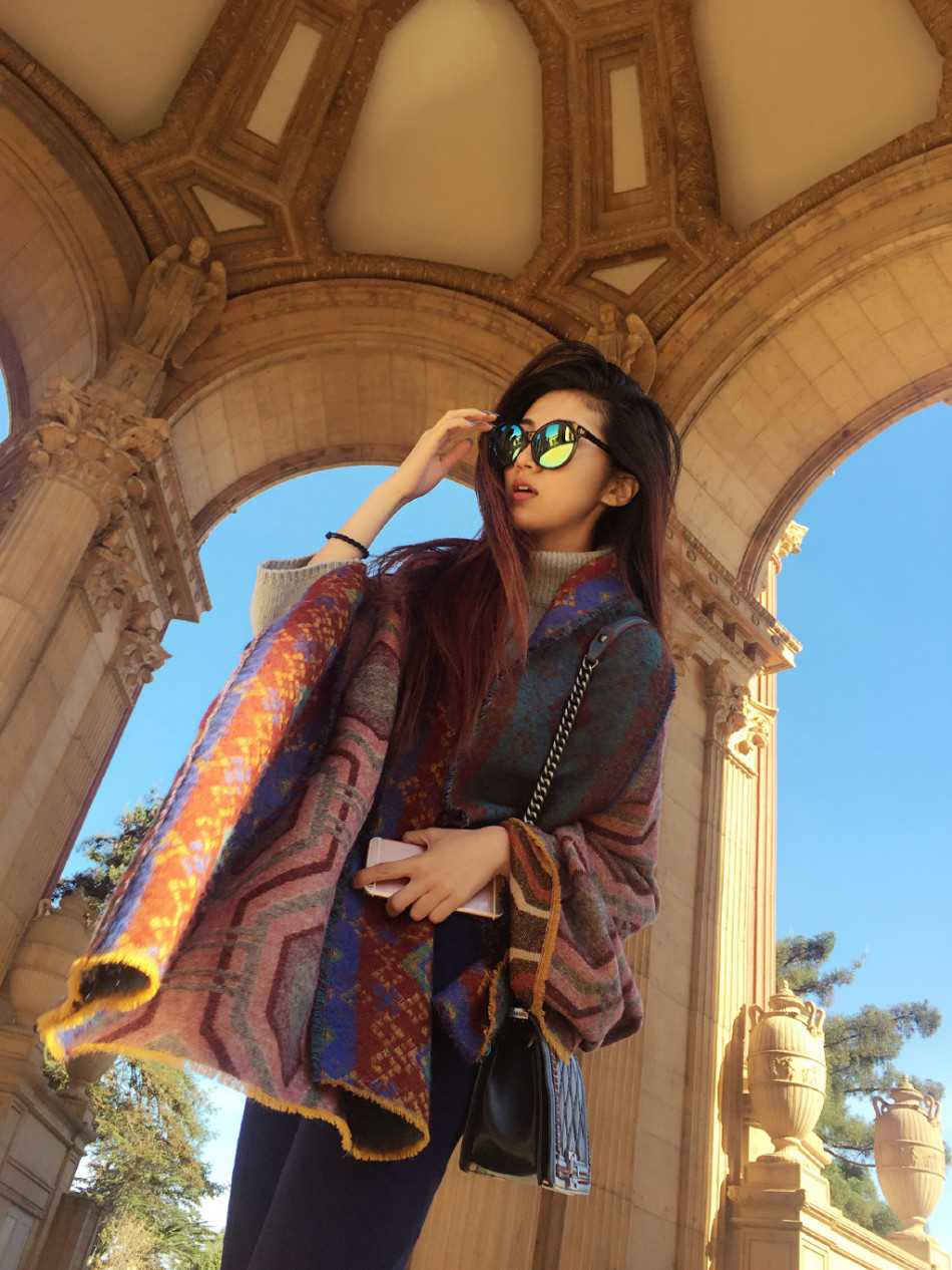 李跑轻抚秀发，举手投足间流露出不经意的优雅，精致的妆容与深邃的眼眸相得益彰，极具高级感。