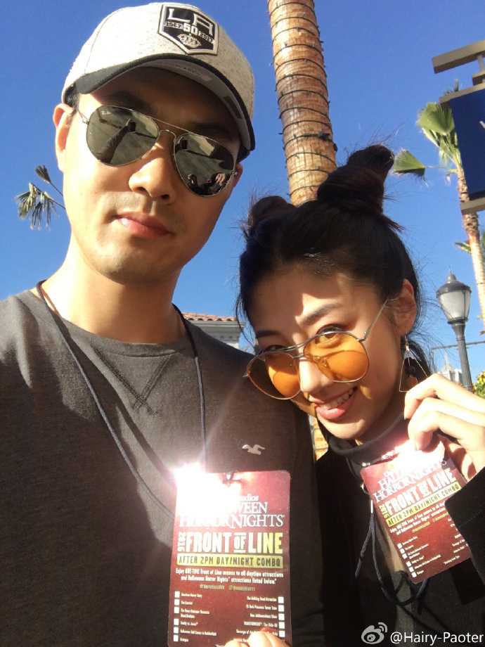 在这张照片中，李跑自信地秀出令人艳羡的大长腿，她身着时尚的短裤搭配简约上衣，随意地站在街角，却自带超模气场，纤细的身材比例堪称完美。