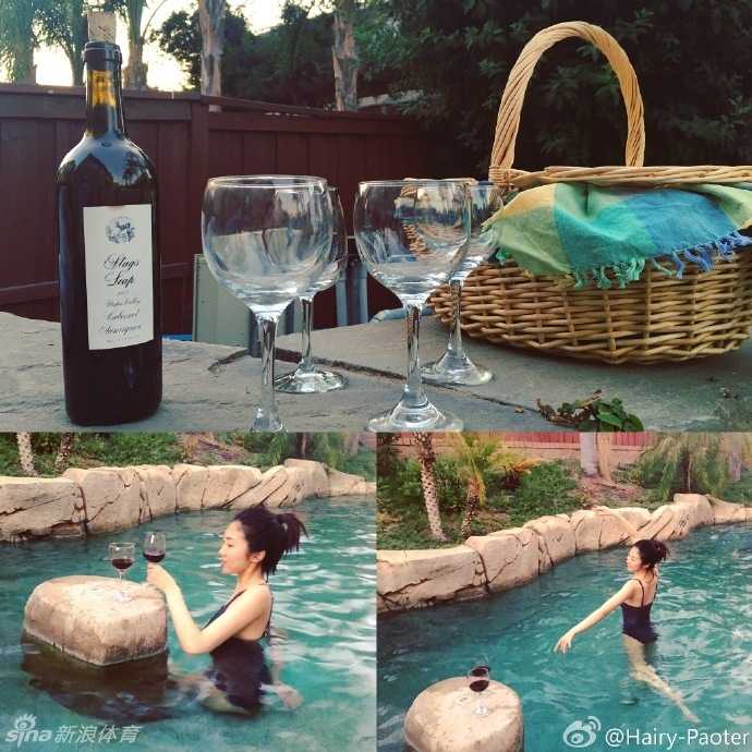 王仕鹏娇妻美国游晒惬意生活 从NBA赛场到休闲时光尽享人生 李跑身穿时尚的休闲服装,侧身坐在汽车前盖上,修长的双腿自然伸展,背景是开阔的美式公路风景,整个画面洋溢着自由与惬意的气息。