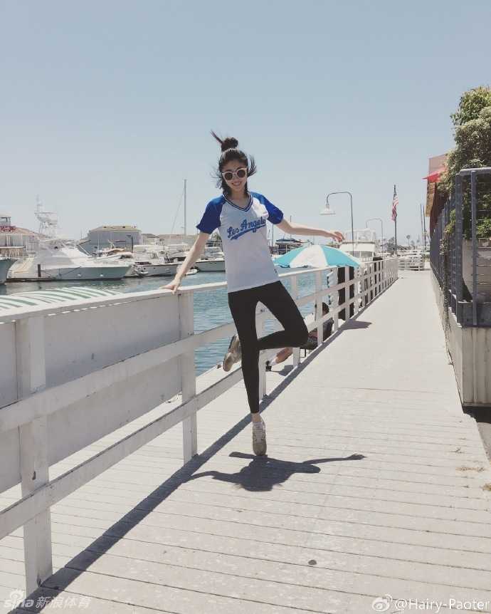 王仕鹏娇妻美国游晒惬意生活 从NBA赛场到休闲时光尽享人生 在一家格调高雅的西餐厅里,李跑对着镜头优雅举杯,面前摆放着精致的菜肴和一杯色泽金黄的美酒,记录下这美食与美酒相伴的惬意时刻。