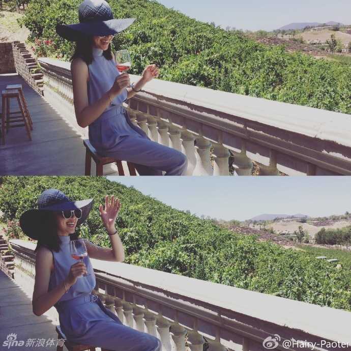 王仕鹏娇妻美国游晒惬意生活 从NBA赛场到休闲时光尽享人生 李跑与一位女性友人亲密相依,两人对着镜头露出开心笑容,背景是美式风格的街道,画面充满了闺蜜间轻松愉快的交谈氛围。