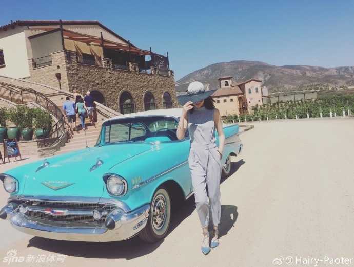 王仕鹏娇妻美国游晒惬意生活 从NBA赛场到休闲时光尽享人生 在充满童话色彩的旋转木马前,李跑身着休闲装束,脸上洋溢着灿烂的笑容,这一刻她仿佛找回了少女时代的纯真与快乐。