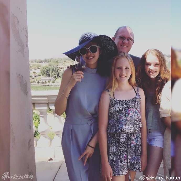 王仕鹏娇妻美国游晒惬意生活 从NBA赛场到休闲时光尽享人生 在蔚蓝的泳池边,李跑身穿时尚的泳装,展现出修长曼妙的身材曲线,享受着阳光与水的清凉,一张游泳照尽显其健康与自信。