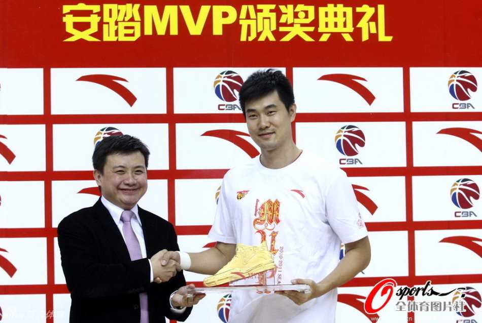 王仕鹏:从绝杀英雄到总决赛MVP的“大鹏”展翅 年轻的王仕鹏与队友们身穿红色冠军T恤,在漫天彩带中忘情庆祝胜利