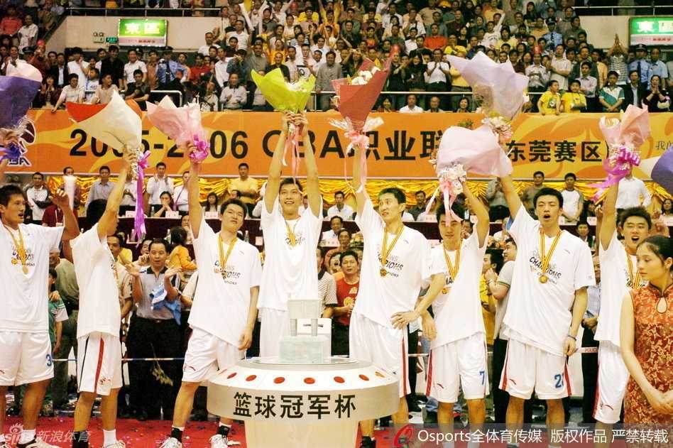 王仕鹏:从绝杀英雄到总决赛MVP的“大鹏”展翅 夺冠后的王仕鹏泪洒赛场,双手掩面,身旁的队友纷纷上前拥抱安慰他