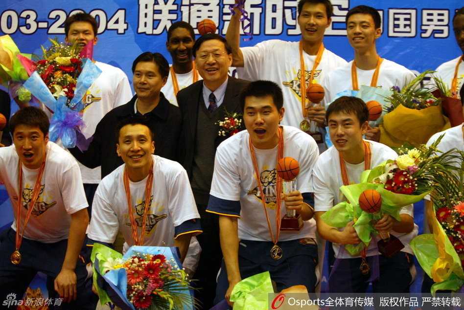 王仕鹏:从绝杀英雄到总决赛MVP的“大鹏”展翅 王仕鹏高高跃起投篮,防守球员只能望其项背,篮球在空中旋转直奔篮筐