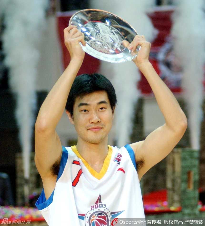 王仕鹏:从绝杀英雄到总决赛MVP的“大鹏”展翅 年轻时的王仕鹏身披中国队战袍,眼神坚毅地持球突破,充满青春朝气