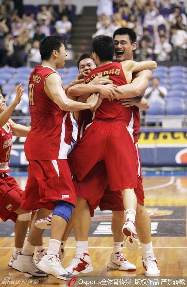 王仕鹏:从绝杀英雄到总决赛MVP的“大鹏”展翅 王仕鹏投出绝杀三分后握拳怒吼,队友疯狂扑向他,全场陷入沸腾的瞬间