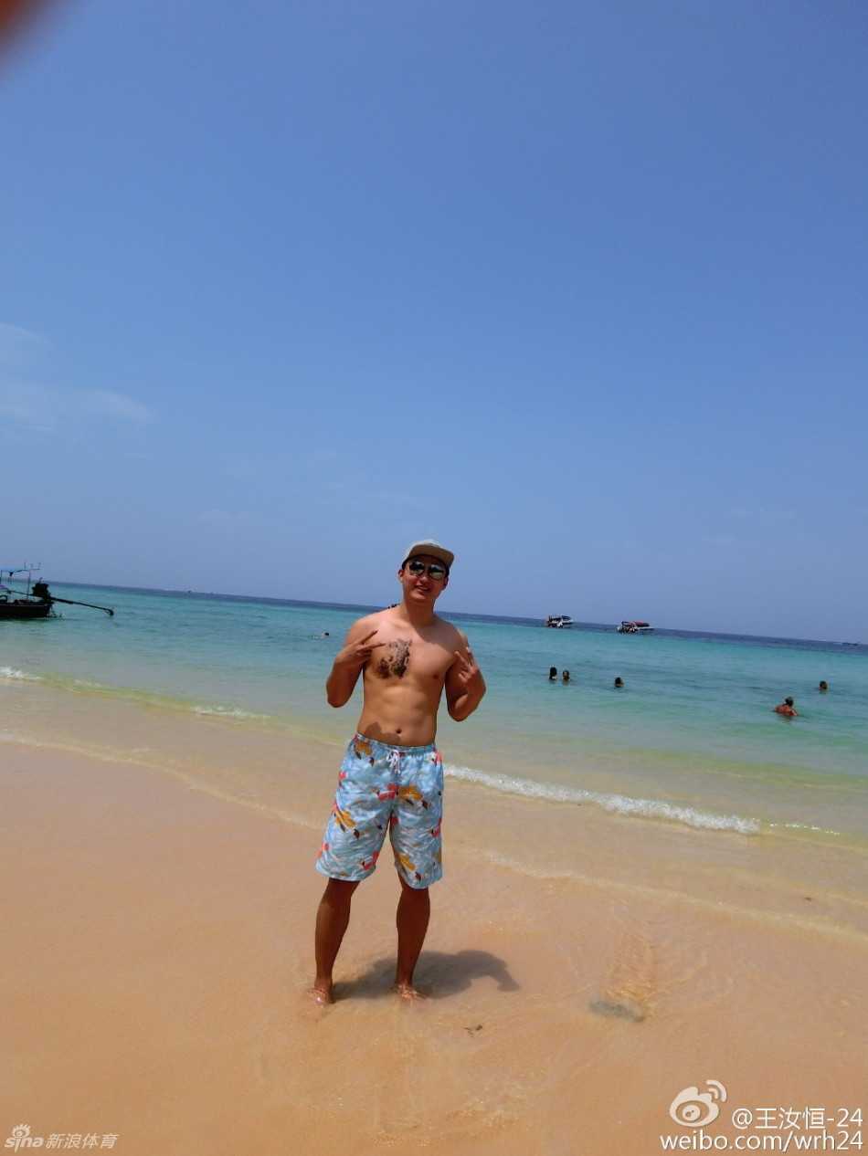 王汝恒坐在白色游艇上望向远方，海风轻拂，身后是波光粼粼的无垠海面