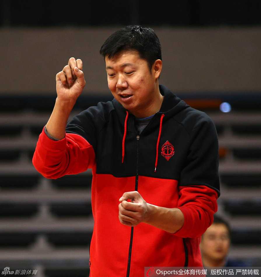 雷蒙和王增杰在场地边面对面进行着拉伸训练，两人表情轻松，身体的对抗却毫不松懈，青春的活力在汗水与笑声中尽情释放。