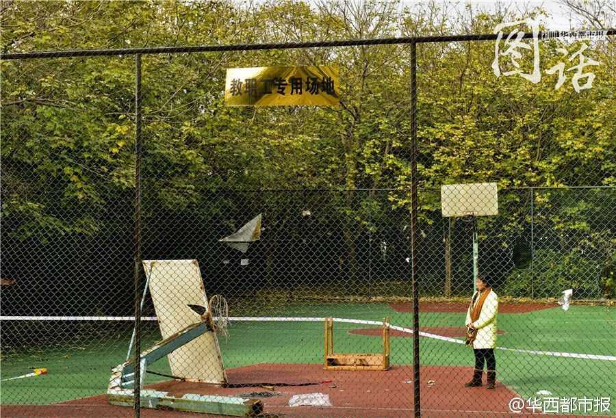 篮球场围栏上张贴着的‘入场须知’，白底红字格外醒目，上面详细列出了各项规定，其中不乏‘后果自负’等免责条款，但在一条鲜活的生命面前显得苍白无力。