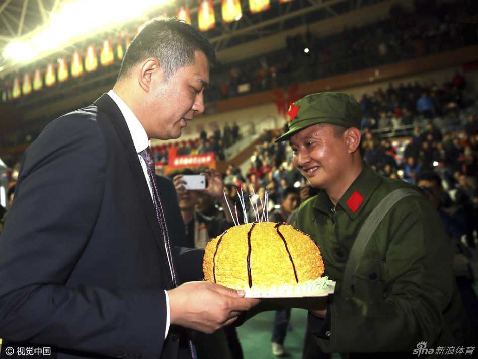 潍坊学院体育馆看台上，青岛球迷高举着巨大的红底白字横幅