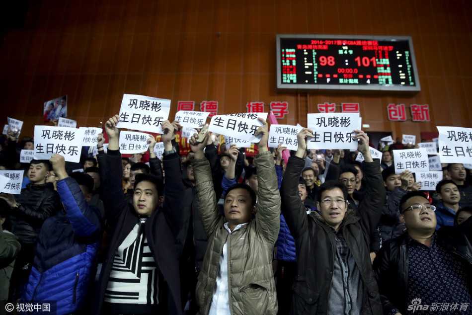 比赛结束后，巩晓彬双手捧着一个精致的生日蛋糕，蛋糕上点缀着白色的奶油和红色的草莓，他面带微笑地抬头望向看台，向那些一直高呼他名字的球迷们表达感谢，眼神中透露出感动与欣慰。