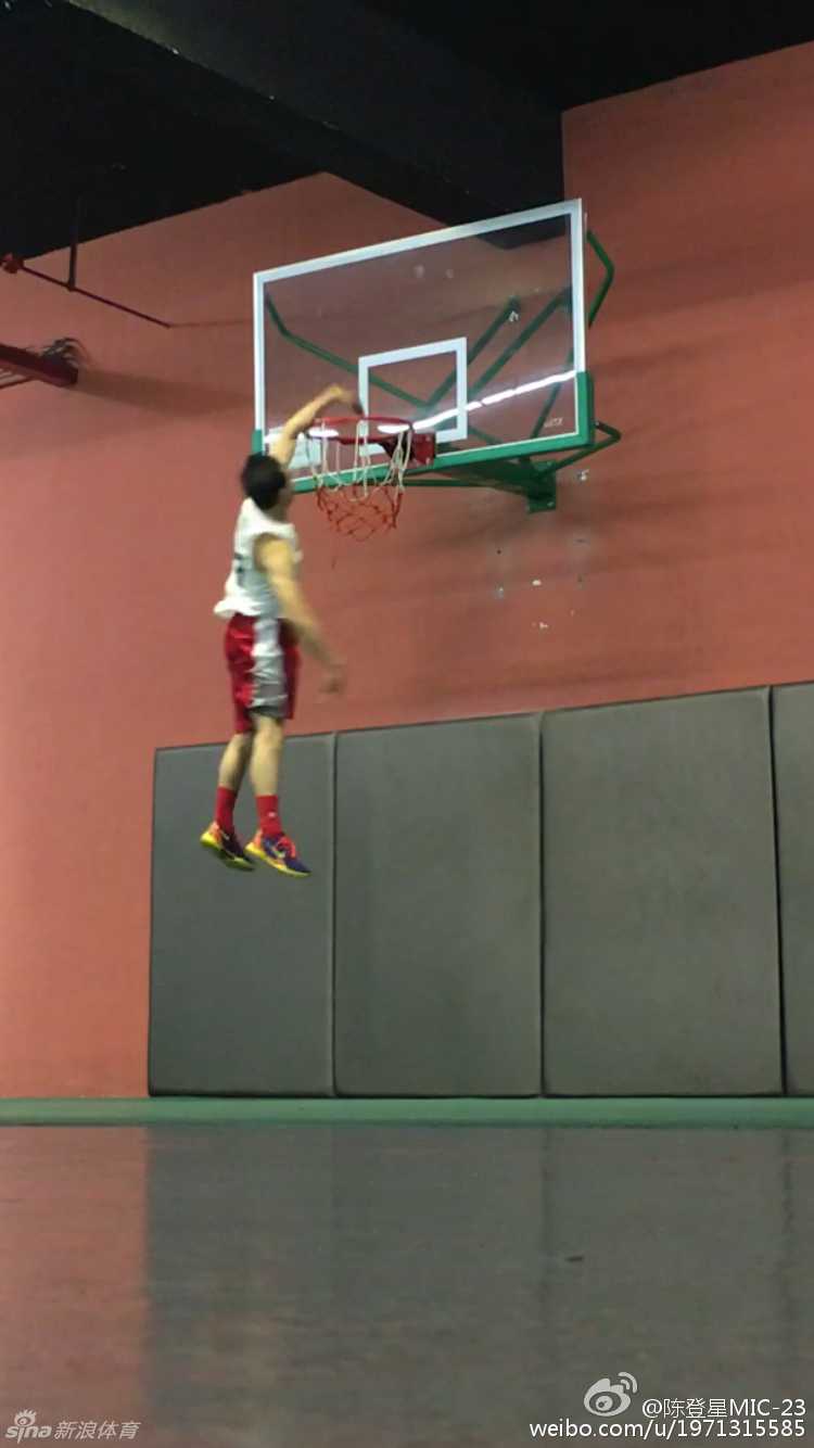 高高跃起的陈登星，在空中身体完全伸展，如同一张拉满的弓，右臂单手持球，以雷霆万钧之势砸向篮筐，标准的单臂劈扣尽显王者霸气。