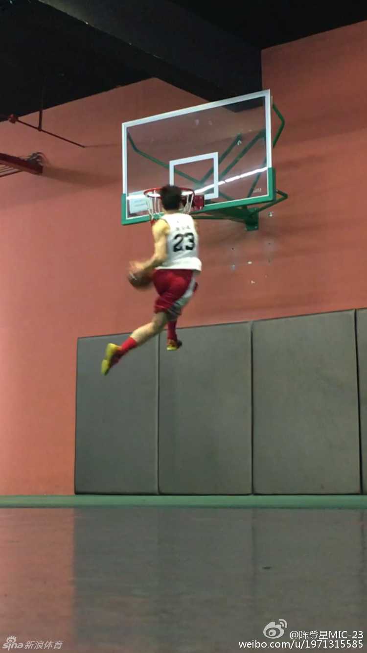 面对篮筐，陈登星双手牢牢抓住篮球，以排山倒海之势完成双手暴扣，全身肌肉线条迸发出惊人的力量感，诠释了草根扣篮王的暴力美学。