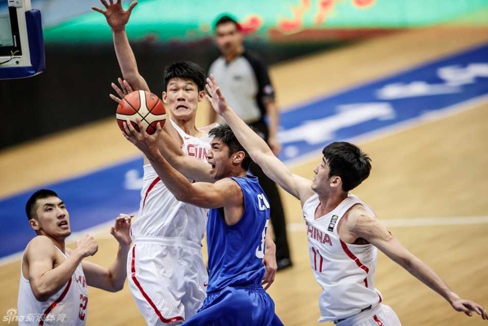 男篮亚洲挑战赛激战德黑兰 胡金秋制霸内线率队险胜中华台北 崔晋铭面对严防死死护住球权,他压低重心双眼观察队友跑位,在这个进攻回合中扮演了组织枢纽的角色。