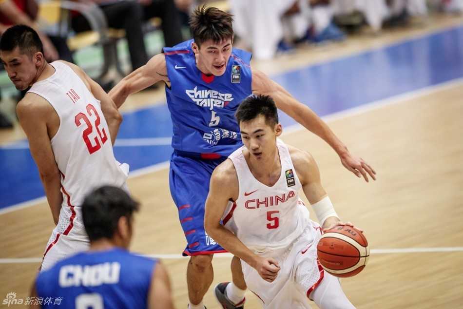 男篮亚洲挑战赛激战德黑兰 胡金秋制霸内线率队险胜中华台北 刘志轩犹如一把尖刀划破对手防线,他加速变向后从人缝中穿过,直杀篮下展现出果决的突破能力。