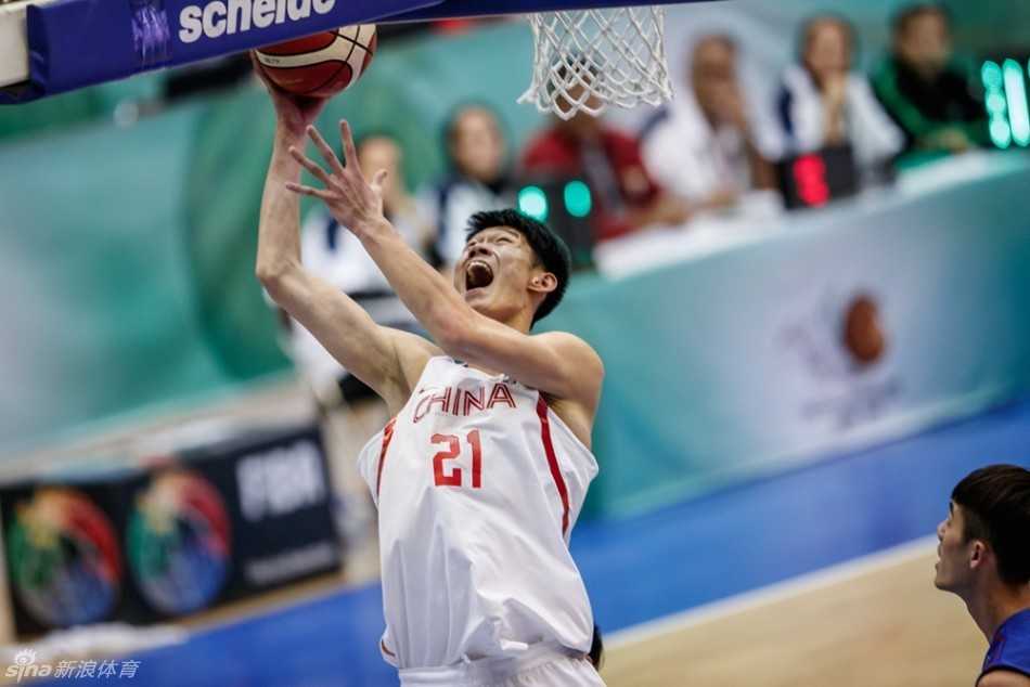 男篮亚洲挑战赛激战德黑兰 胡金秋制霸内线率队险胜中华台北 吴前持球突然启动,他利用一个加速就甩开了防守者的半个身位,轻盈地跃起准备完成这次上篮终结。
