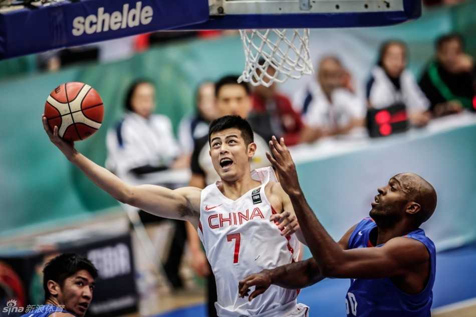 男篮亚洲挑战赛激战德黑兰 胡金秋制霸内线率队险胜中华台北 方硕如尖刀般强行杀入禁区,面对中华台北队两人起跳封盖,在空中对抗后依然将球稳稳抛向篮筐。