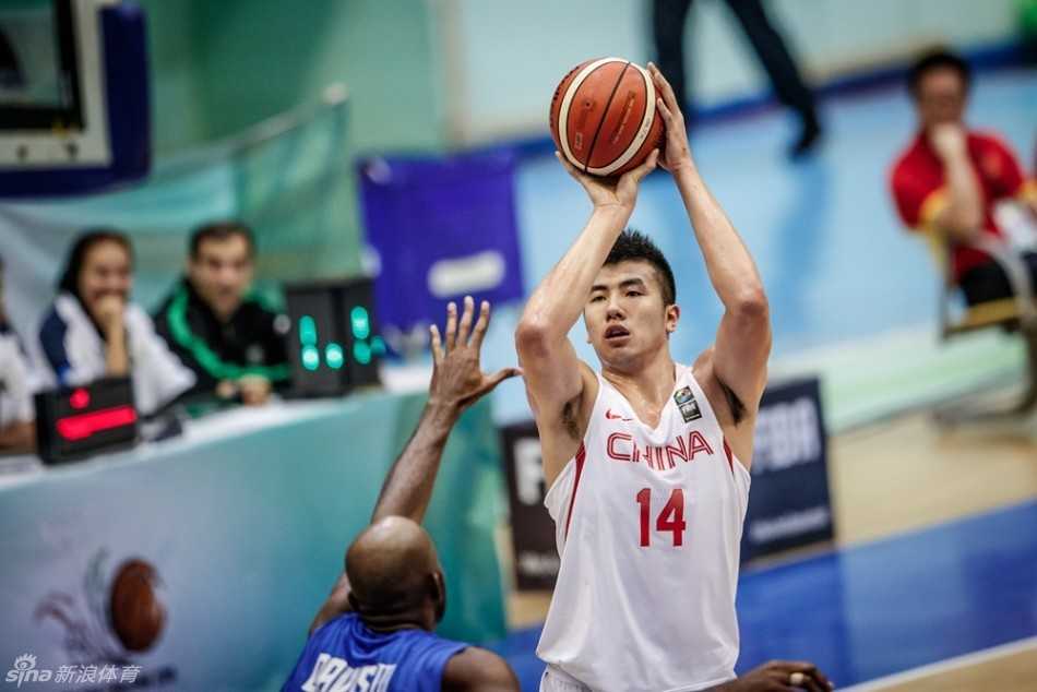男篮亚洲挑战赛激战德黑兰 胡金秋制霸内线率队险胜中华台北 胡金秋在肌肉丛林中强硬要位,他接球后直接起球强起攻筐,即便面对拉拽也要将球狠狠放进,霸气十足。