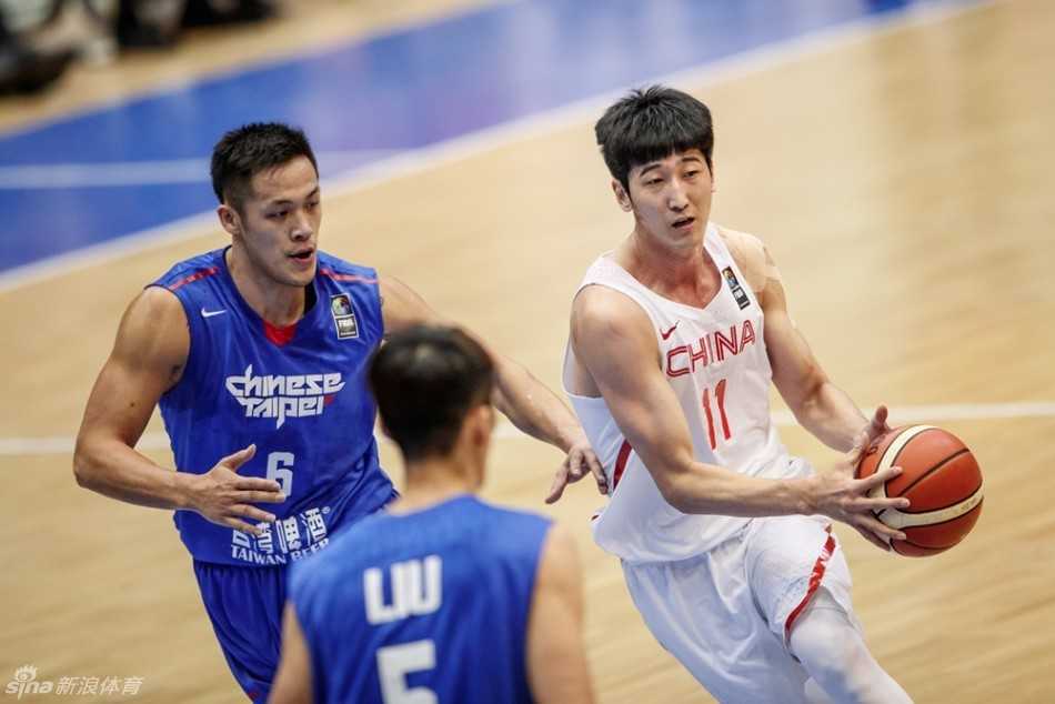 男篮亚洲挑战赛激战德黑兰 胡金秋制霸内线率队险胜中华台北 邹雨宸在高位得到机会果断起跳,他出手点极高,篮球划出一道优美的弧线,这是一次标准的跳投得分。