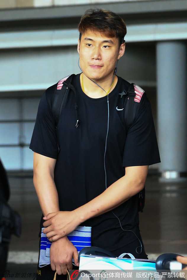 男篮众将齐聚京城初夏 宫家军里约前哨战悄然打响 北京双星翟晓川与方硕并肩而行,翟晓川眼神中透着坚定,方硕则微笑面对镜头,胸前鲜艳的中国队标志格外醒目。