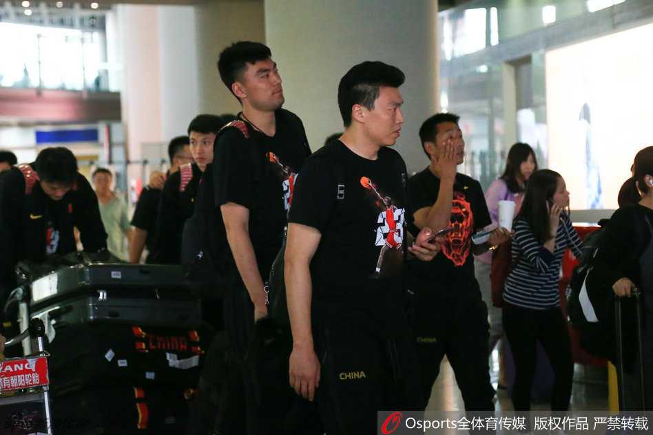 男篮众将齐聚京城初夏 宫家军里约前哨战悄然打响 辽宁队内线李晓旭低调现身,然而几天后他便因伤遗憾离队,这次北京集结对他来说充满了复杂的情愫。
