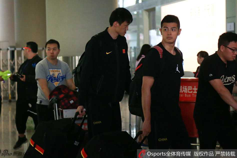 男篮众将齐聚京城初夏 宫家军里约前哨战悄然打响 新疆队长可兰白克抵达机场,目光如炬望向远方,即使面临激烈竞争,他的眼神里也从未有过一丝退缩。